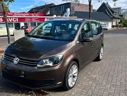 Braun Gebraucht 2011 VW Touran Van / Kleinbus | 7.900 € (Fairer Preis)