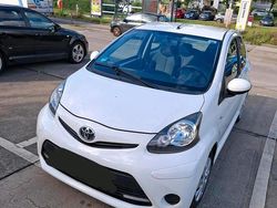 Weiß Gebraucht 2012 Toyota Aygo Kleinwagen | 4.000 €