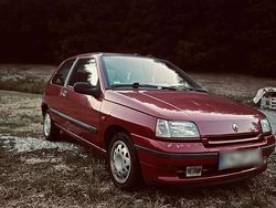 Rot Gebraucht 1994 Renault Clio Kleinwagen | 1.200 €