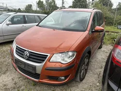 Rot Gebraucht 2009 VW Touran Cross Van / Kleinbus | 5.990 € (Fairer Preis)