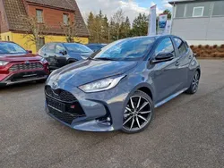 Storm grey Neu 2025 Toyota Yaris Hybrid Sport Limousine | 32.990 € (Etwas zu teuer)