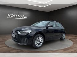 Schwarz (mythosschwarz metallic) Neu 2025 Audi A1 Sportback Comfort Kleinwagen | 34.890 €