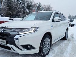 Weiß Gebraucht 2020 Mitsubishi Outlander P-HEV Basis SUV | 23.490 € (Fairer Preis)