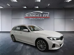 Mineralweiss metallic Gebraucht 2023 BMW 320 Sport Line Kombi | 35.499 € (Fairer Preis)