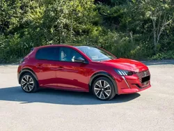 Rot Gebraucht 2021 Peugeot e-208 GT Kleinwagen | 14.850 € (Guter Preis)