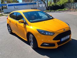 Gelb Gebraucht 2017 Ford Focus ST Limousine | 17.300 € (Etwas zu teuer)