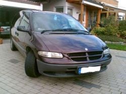 Rot Gebraucht 1996 Chrysler Grand Voyager Van / Kleinbus | 990 €