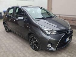 Grau Gebraucht 2016 Toyota Yaris Hybrid Lounge Limousine | 13.690 € (Fairer Preis)