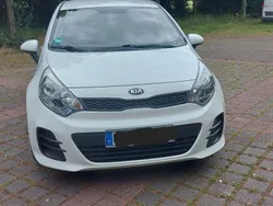 Weiß Gebraucht 2015 Kia Rio Start Limousine | 5.700 € (Fairer Preis)
