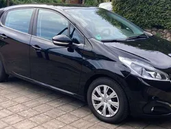 Schwarz Gebraucht 2016 Peugeot 208 Kleinwagen | 5.500 € (Fairer Preis)