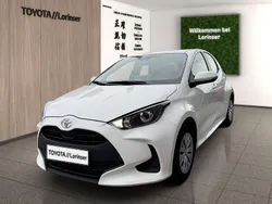 Weiß Gebraucht 2022 Toyota Yaris Comfort Limousine | 13.489 € (Guter Preis)