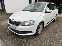 Weiß Gebraucht 2015 Skoda Fabia Kleinwagen | 6.900 € (Fairer Preis)