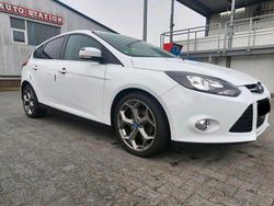 Weiß Gebraucht 2013 Ford Focus Limousine | 7.200 € (Teuer)