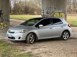 Silber Gebraucht 2012 Toyota Auris Hybrid Limousine | 9.300 € (Etwas zu teuer)