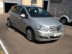Silber Gebraucht 2011 Mercedes B180 Van / Kleinbus | 13.800 €