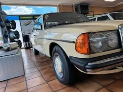 Gelb Gebraucht 1978 Mercedes 240 Limousine | 11.990 €