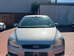 Silber Gebraucht 2007 Ford Focus Kombi | 1.650 €