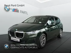 Sanremo green metallic Gebraucht 2024 BMW 218 Active Tourer Sport Line Van / Kleinbus | 32.960 € (Fairer Preis)