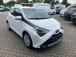Weiß Gebraucht 2021 Toyota Aygo X-play Kleinwagen | 7.990 € (Fairer Preis)
