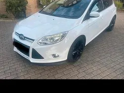 Weiß Gebraucht 2012 Ford Focus Limousine | 2.950 € (Guter Preis)