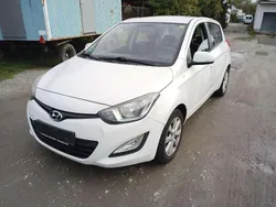 Coral white / sol Gebraucht 2013 Hyundai i20 Edition Kleinwagen | 2.900 € (Fairer Preis)