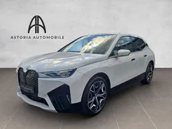Mineral weiã Gebraucht 2022 BMW iX Sport Line SUV | 52.990 € (Guter Preis)