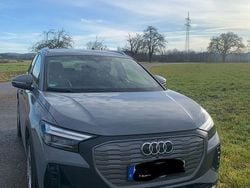 Grau Gebraucht 2021 Audi Q4 e-tron SUV | 22.700 € (Guter Preis)