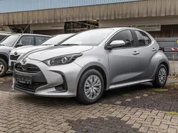 Shimmering silver metallic Gebraucht 2023 Toyota Yaris Basis Limousine | 16.899 € (Fairer Preis)