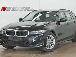Black sapphire metallic Gebraucht 2023 BMW 318 Comfort Edition Kombi | 30.790 € (Guter Preis)