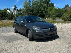 Grau Gebraucht 2009 Opel Astra Limousine | 2.750 € (Etwas zu teuer)