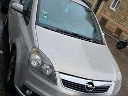 Grau Gebraucht 2005 Opel Zafira Van / Kleinbus | 2.300 € (Fairer Preis)