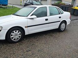 Weiß Gebraucht 1997 Opel Vectra Limousine | 4.650 €