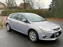 Grau Gebraucht 2011 Ford Focus Limousine | 4.000 € (Fairer Preis)