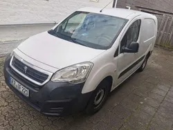 Weiß Gebraucht 2016 Peugeot Partner Comfort Van / Kleinbus | 7.850 € (Fairer Preis)