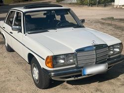 Weiß Gebraucht 1982 Mercedes 240 Limousine | 9.500 €
