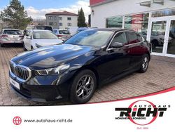 Saphirschwarz Gebraucht 2024 BMW 520 Sport Line Limousine | 41.440 € (Superpreis)