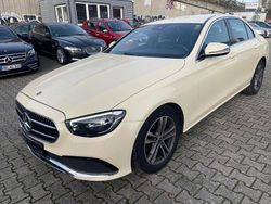 Gelb Gebraucht 2022 Mercedes E200 Avantgarde Limousine | 17.900 €