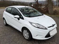 Weiß Gebraucht 2011 Ford Fiesta Kleinwagen | 6.800 €