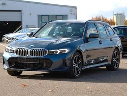 Blau Gebraucht 2024 BMW 330 M Sport Kombi | 37.990 €
