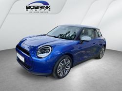 Blau Gebraucht 2024 Mini Cooper Classic Kleinwagen | 25.790 € (Guter Preis)