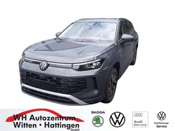 Delfingrau metallic Gebraucht 2025 VW Tayron Life SUV | 46.480 € (Fairer Preis)
