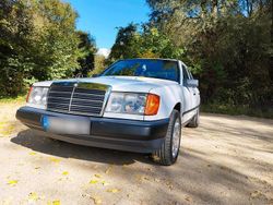 Weiß Gebraucht 1988 Mercedes E230 Limousine | 6.000 €