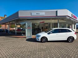 Weiß Gebraucht 2020 Mercedes 180 Limousine | 20.590 € (Fairer Preis)