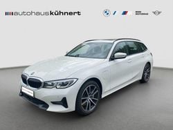 Weiß Gebraucht 2021 BMW 330e iPerformance Kombi | 27.885 € (Fairer Preis)