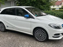 Weiß Gebraucht 2016 Mercedes B250e Van / Kleinbus | 12.999 €