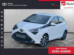 Weiß Gebraucht 2021 Toyota Aygo X-play Kleinwagen | 6.900 € (Guter Preis)
