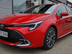 Karminarot Gebraucht 2024 Toyota Corolla Hybrid Team Kombi | 29.990 € (Etwas zu teuer)