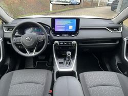 Schneeweiß (weiß) Gebraucht 2023 Toyota RAV4 Hybrid Team SUV | 32.980 € (Guter Preis)