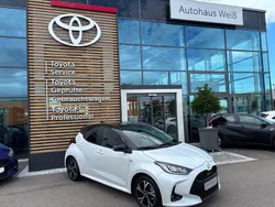 Weiß Gebraucht 2024 Toyota Yaris Hybrid Limousine | 25.500 € (Teuer)