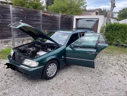 Grün Gebraucht 2000 Mercedes C200 Elegance Kombi | 7.900 €